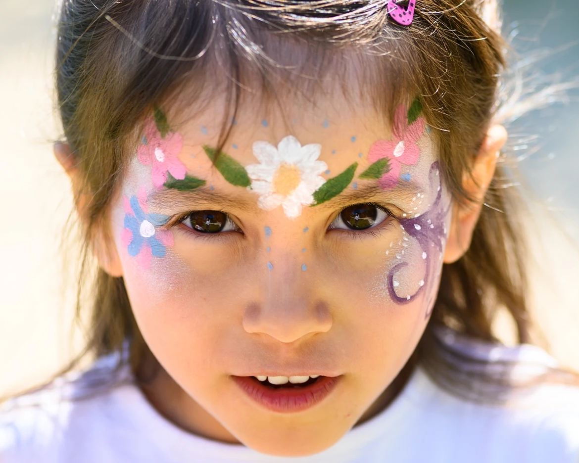 Maquillage couronne de fleurs enfant