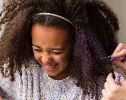 Mascara cheveux violet enfant