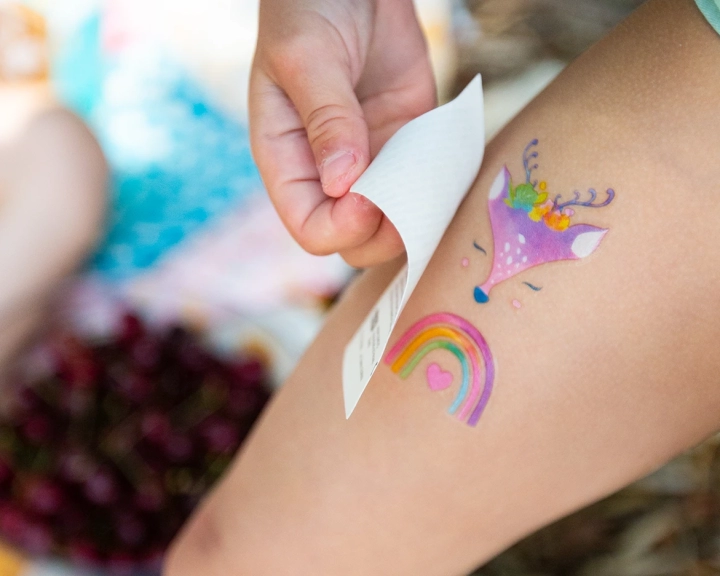 Tatouage arc-en-ciel enfant