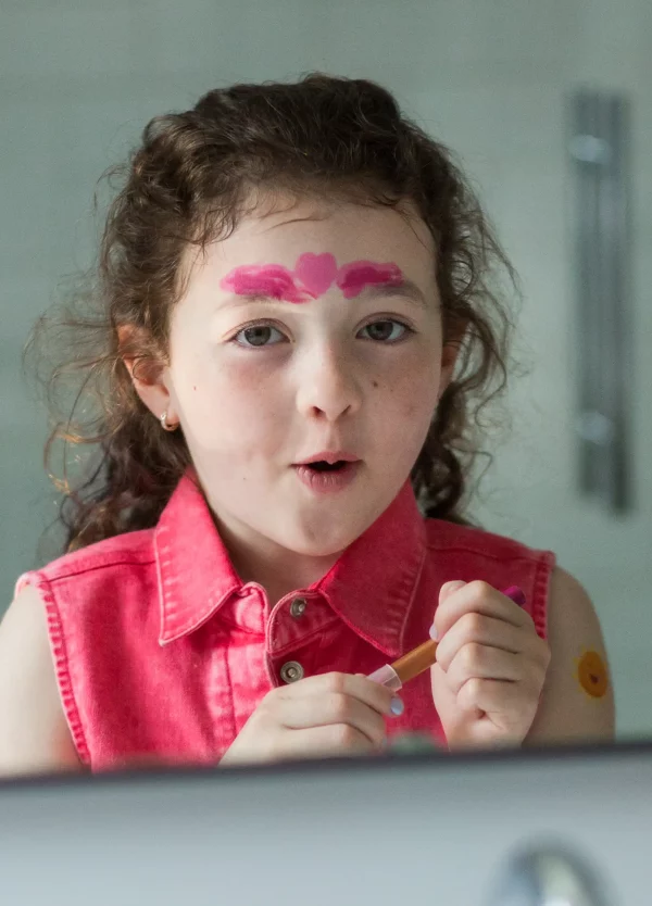 petite fille utilisant un crayon de maquillage bio Namaki