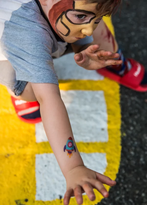 tatouage fusée pour enfant
