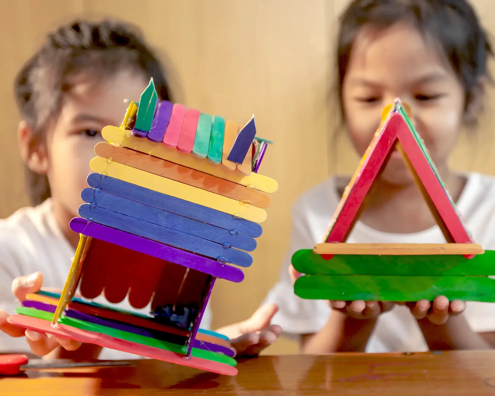 Kinder bei handwerklichen Tätigkeiten