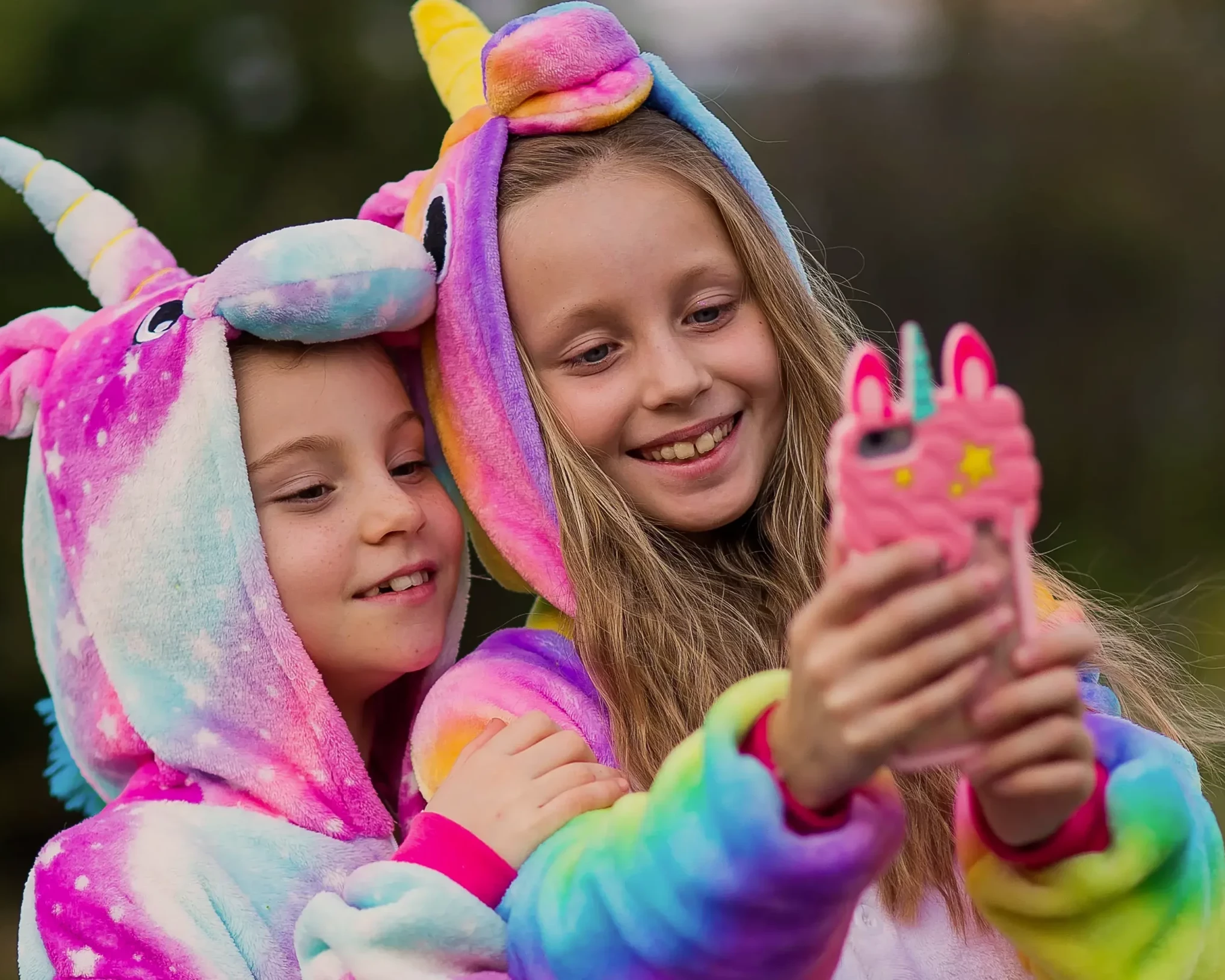 kleine Mädchen, die als Einhorn verkleidet sind und sich selbst fotografieren
