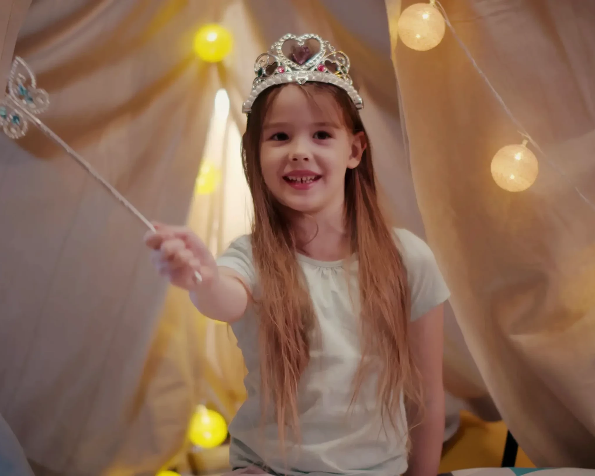 kleines Mädchen, das als Prinzessin verkleidet ist