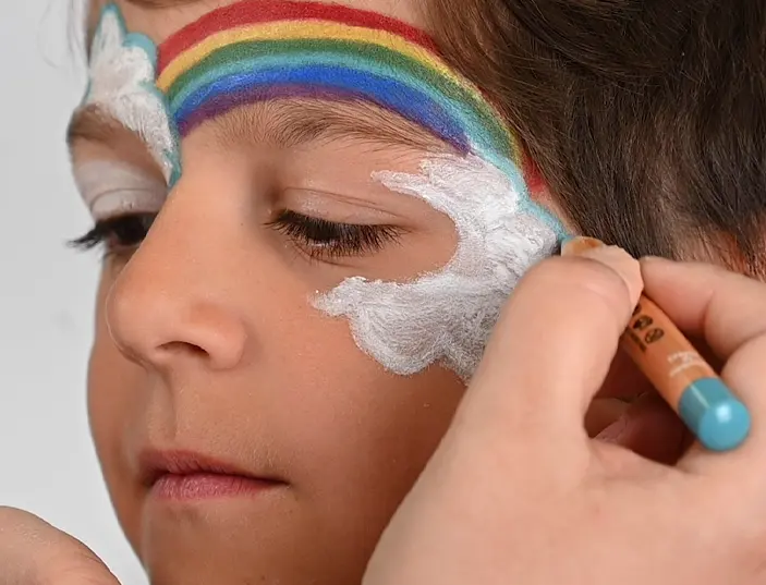 tutoriel maquillage arc en ciel enfant