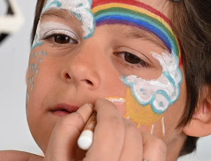 tutoriel maquillage arc en ciel enfant