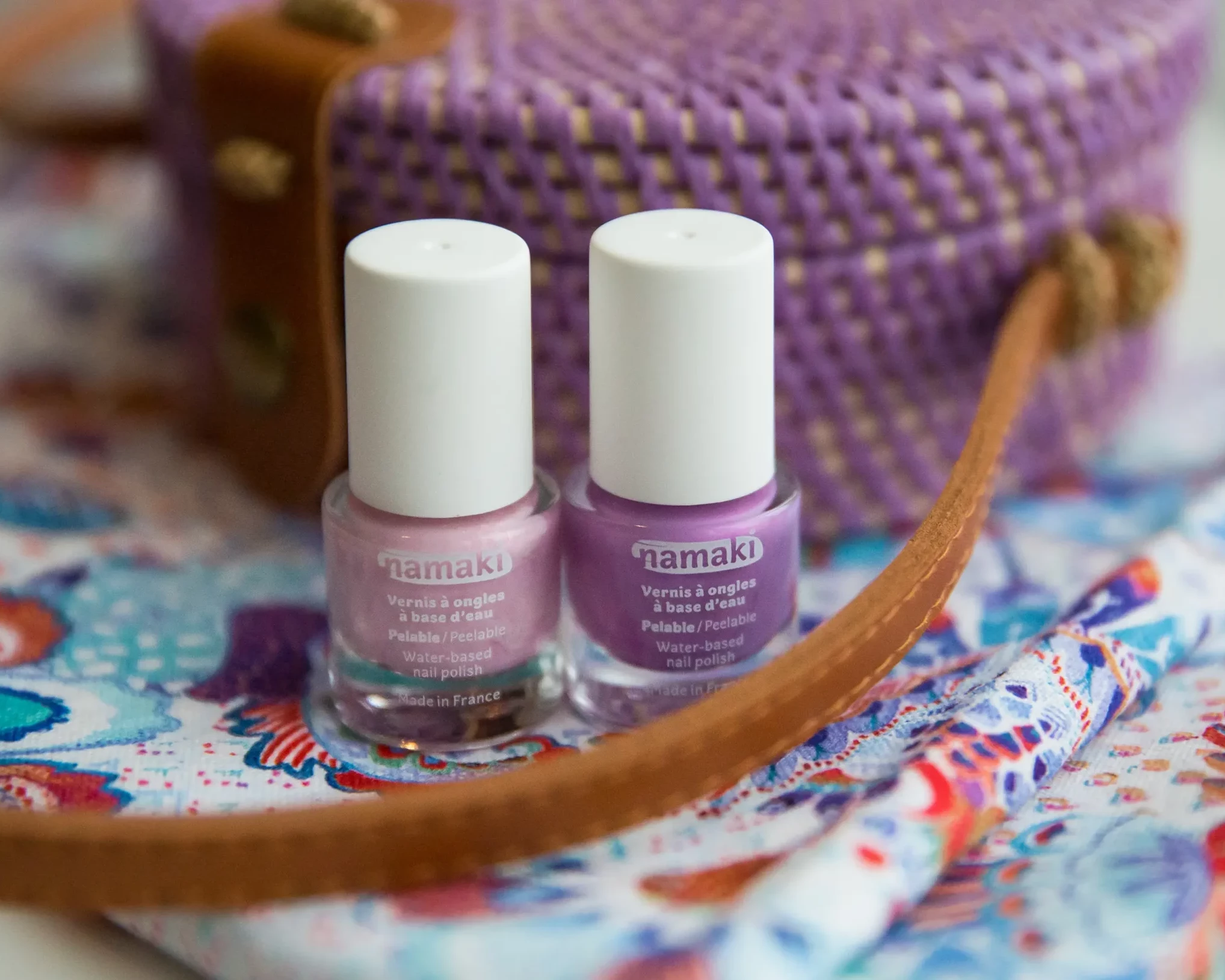 zwei Nagellacke für Kinder in rosa und lila