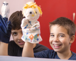 enfants en train de jouer aux marionnettes