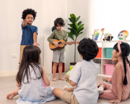 Kinder beim Spielen von Musikinstrumenten