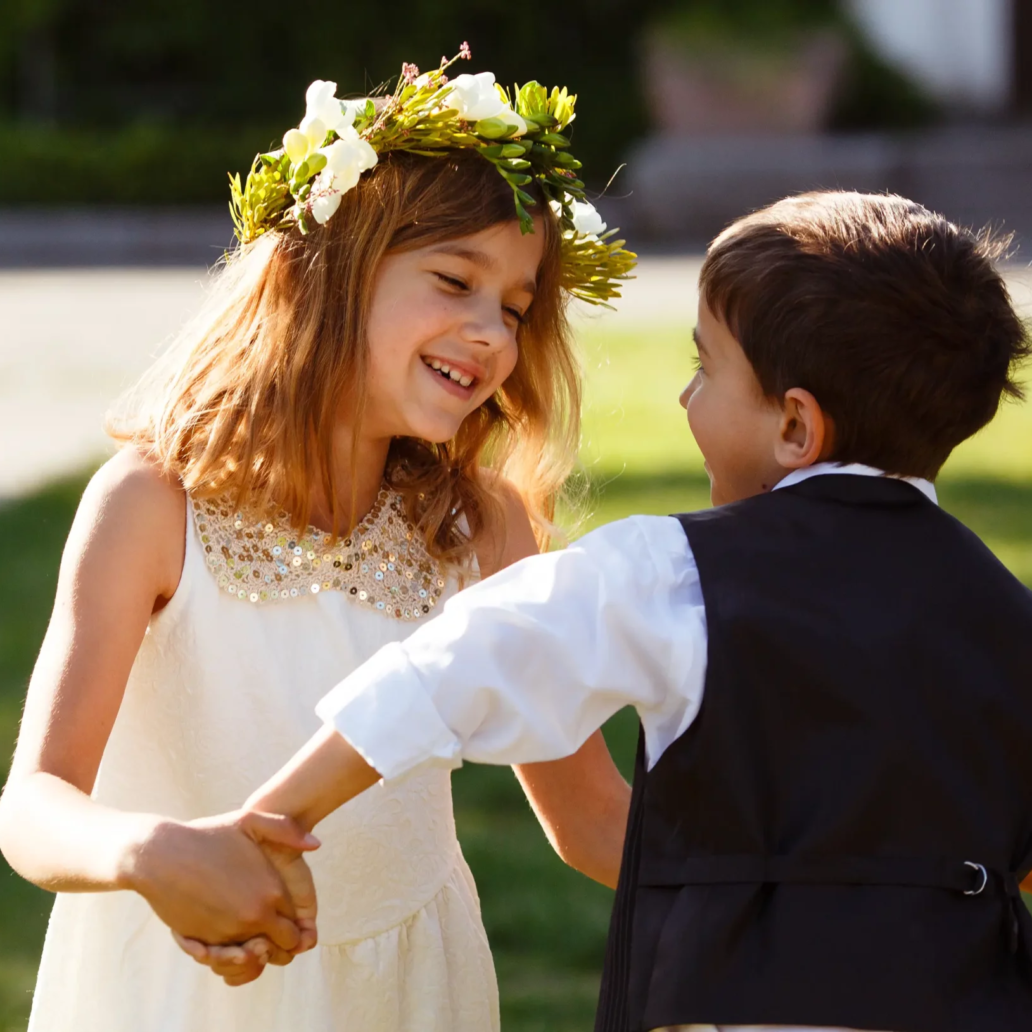 enfants en train de danser à un mariage