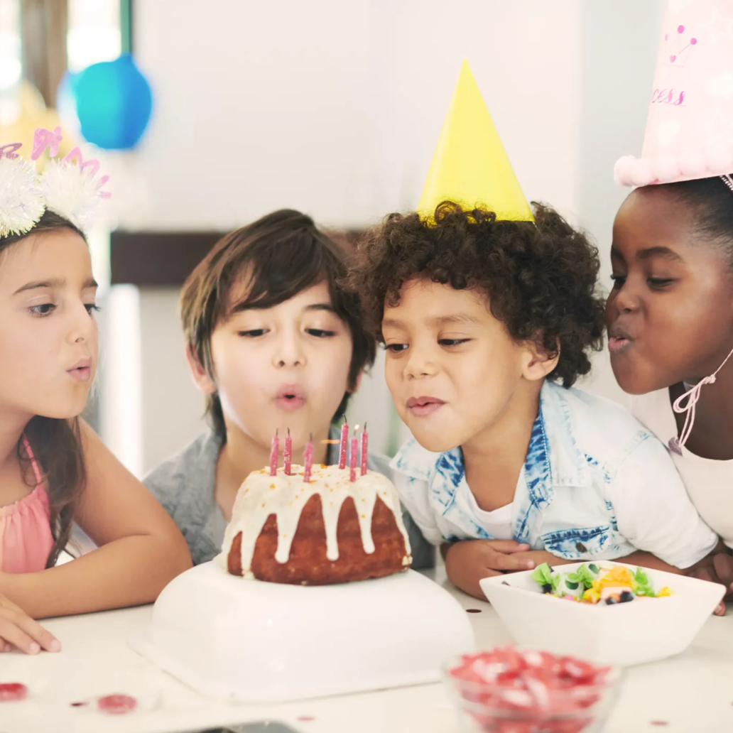 enfants en train de fêter un anniversaires