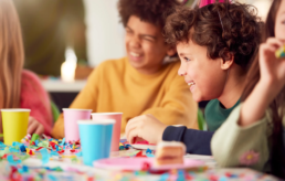 enfants en train de fêter un anniversaire