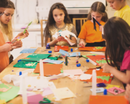 enfants en train de faire des activités manuelles