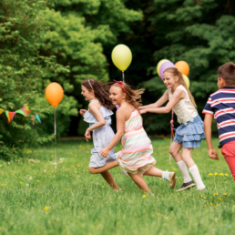 Kinder, die in einem Park herumrennen