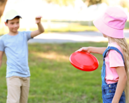 enfants en train de jouer au frisbee