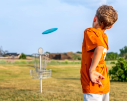 enfants en train de jouer au frisbee