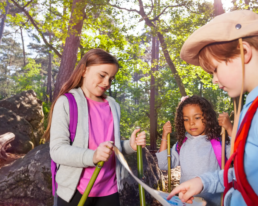 enfants en pleine chasse au trésor