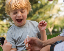 maman appliquant crayon de maquillage a son enfant