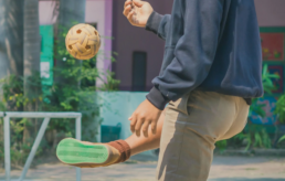 enfants en train de jouer au Sepak takraw