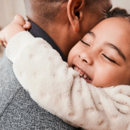 enfant qui font un câlin à son père