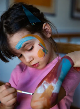 enfant qui se maquille le bras