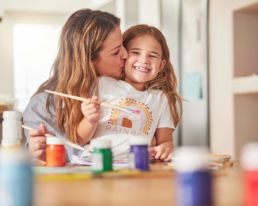 Kind, das mit seiner Mutter eine handwerkliche Tätigkeit ausübt