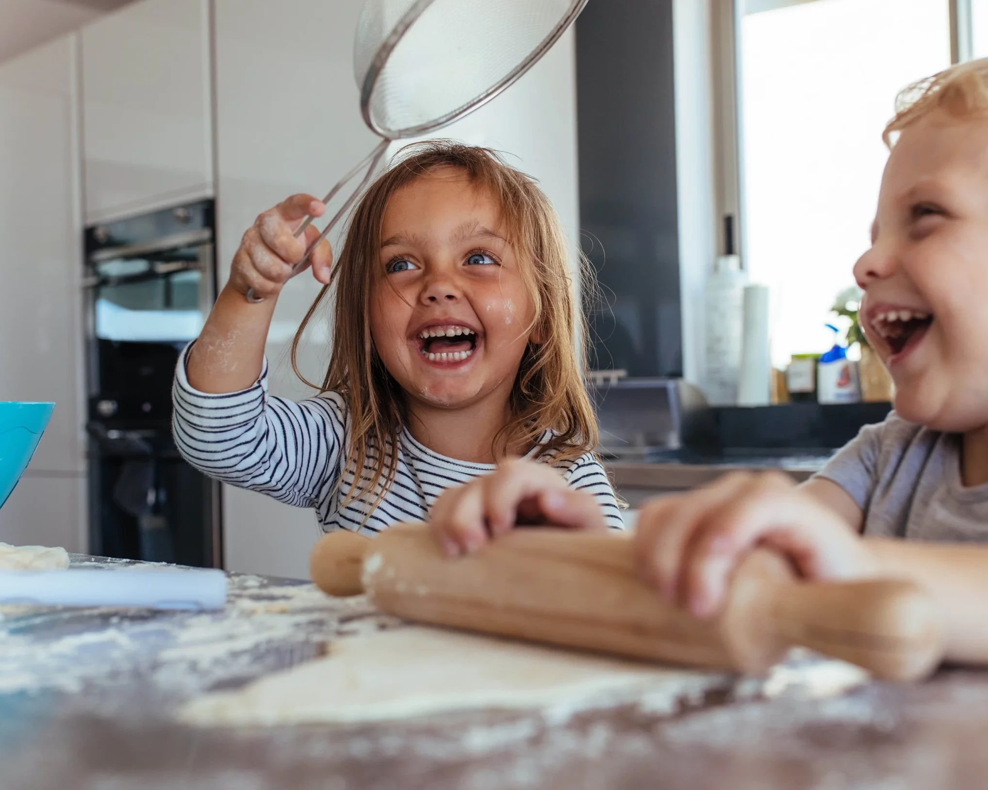 enfants en train de faire de la pâtisserie