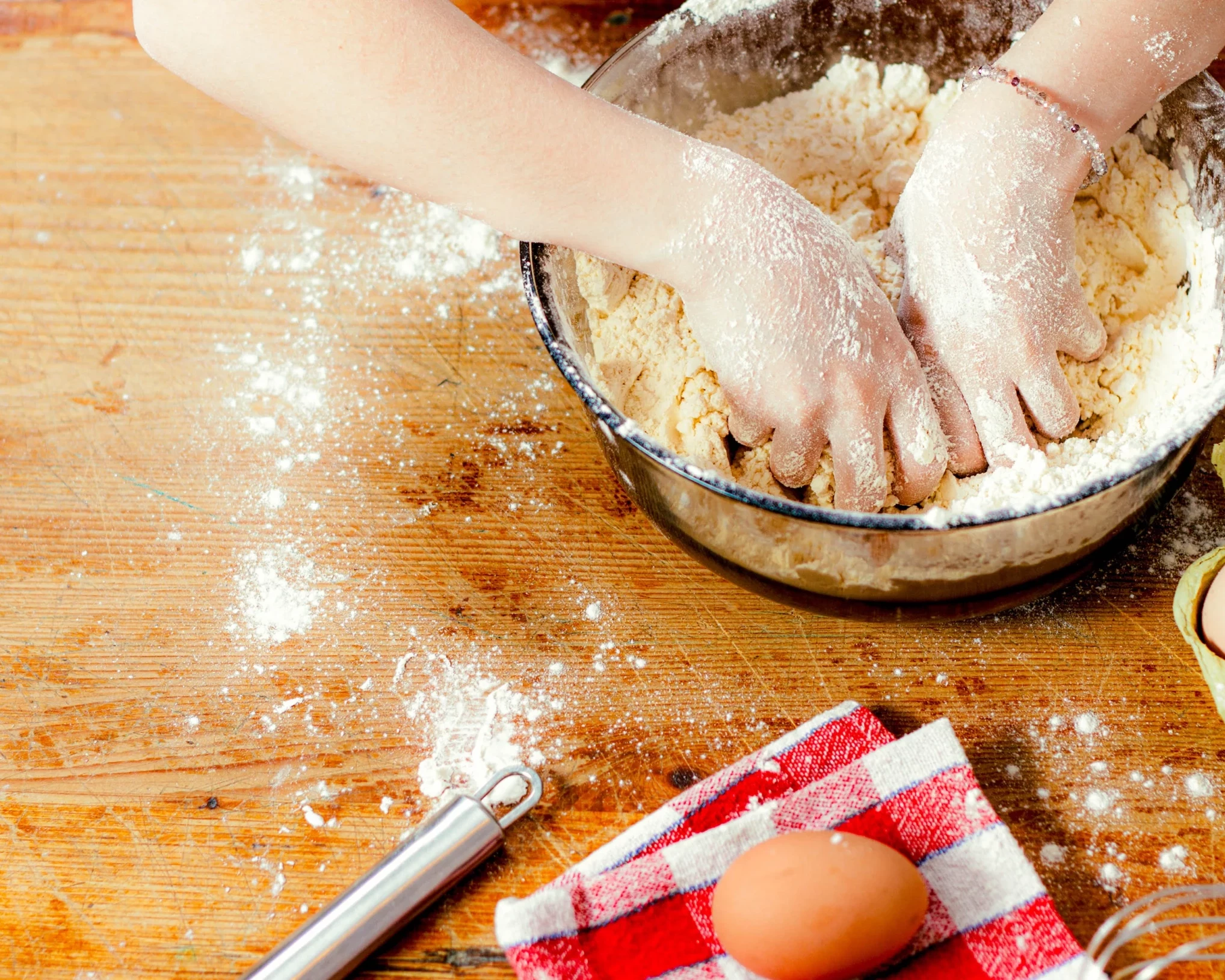 enfants en train de faire de la pâtisserie