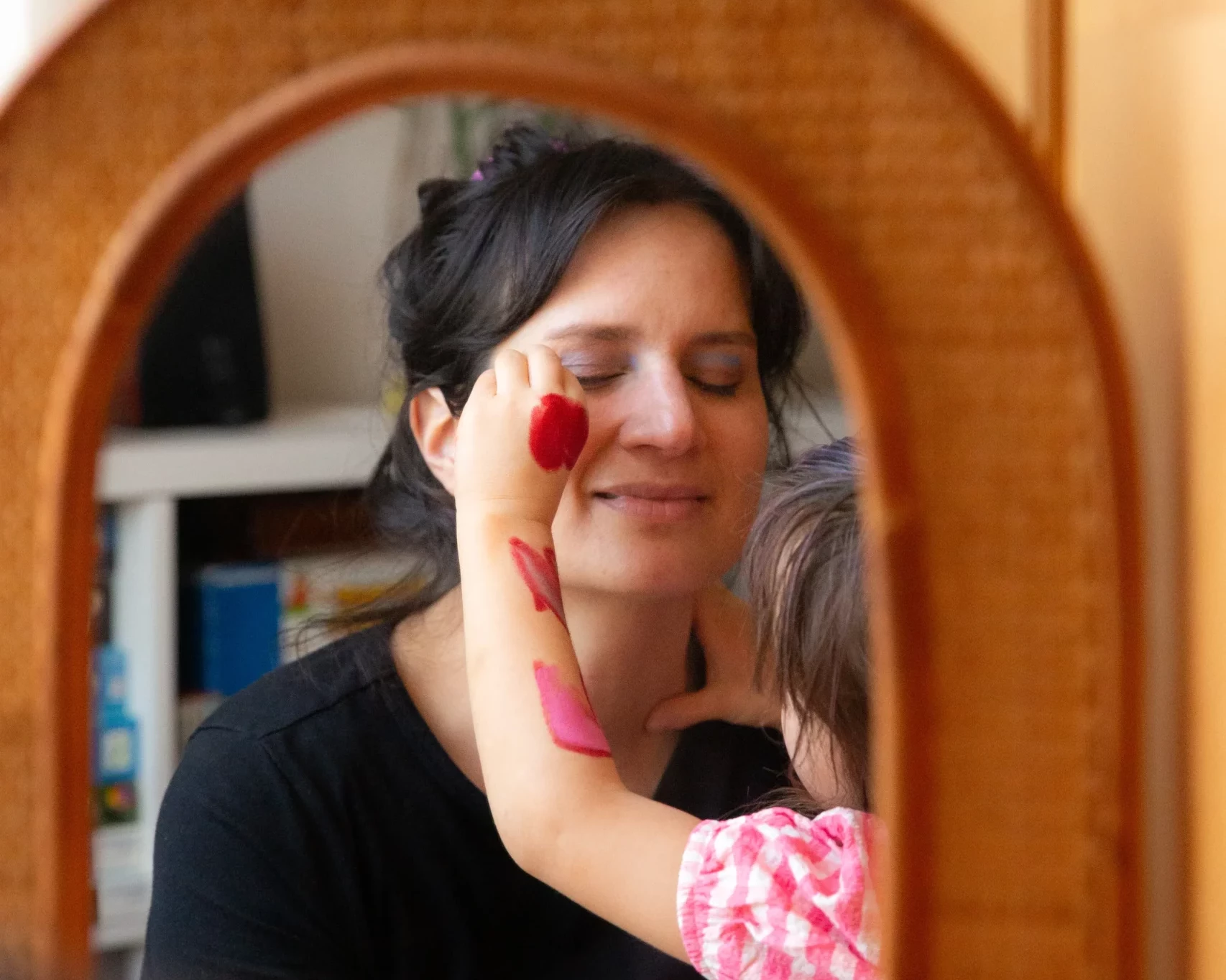 fille appliquant du fards à paupières à sa maman