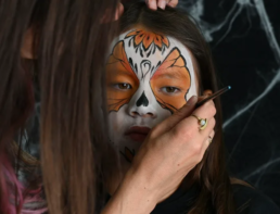 tuto maquillage papillon Halloween enfant