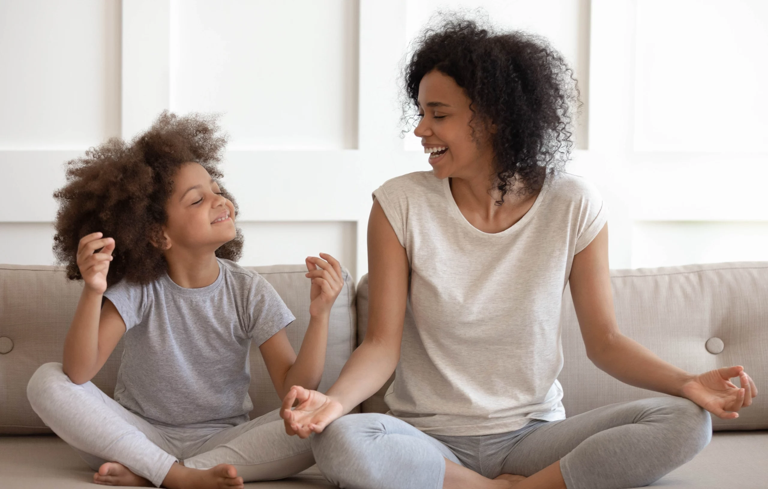 parent faisant du yoga avec son enfant