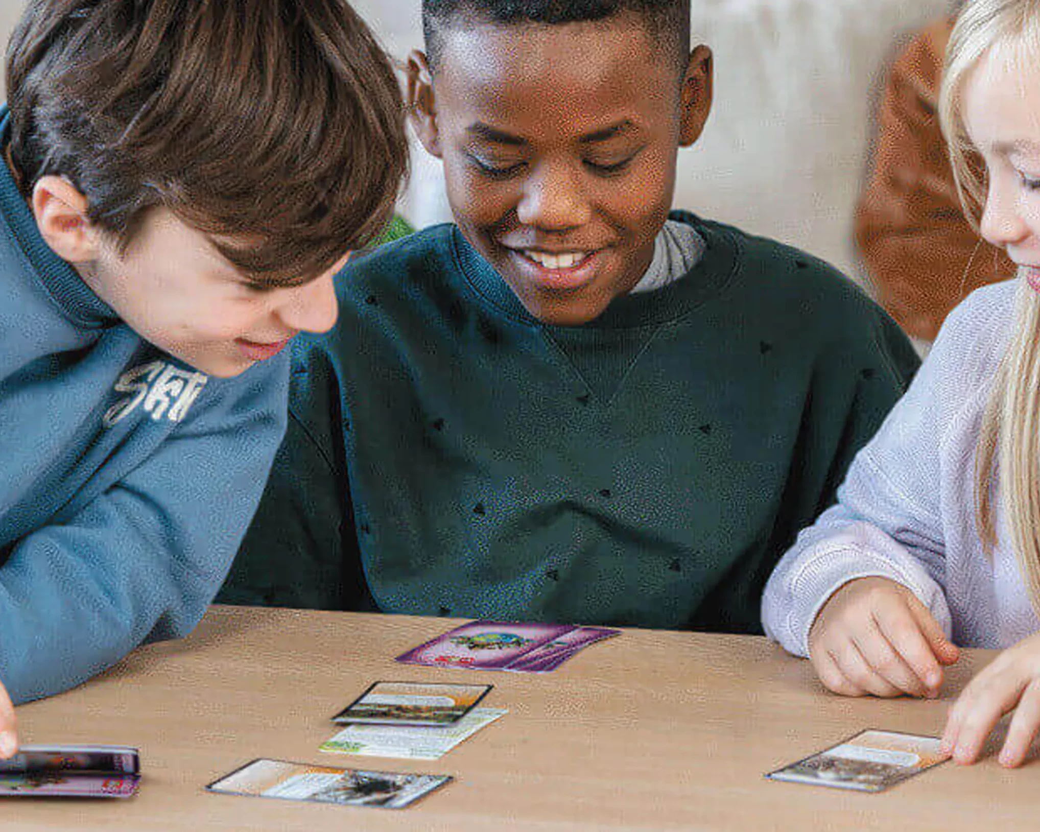 enfants en train de jouer aux cartes