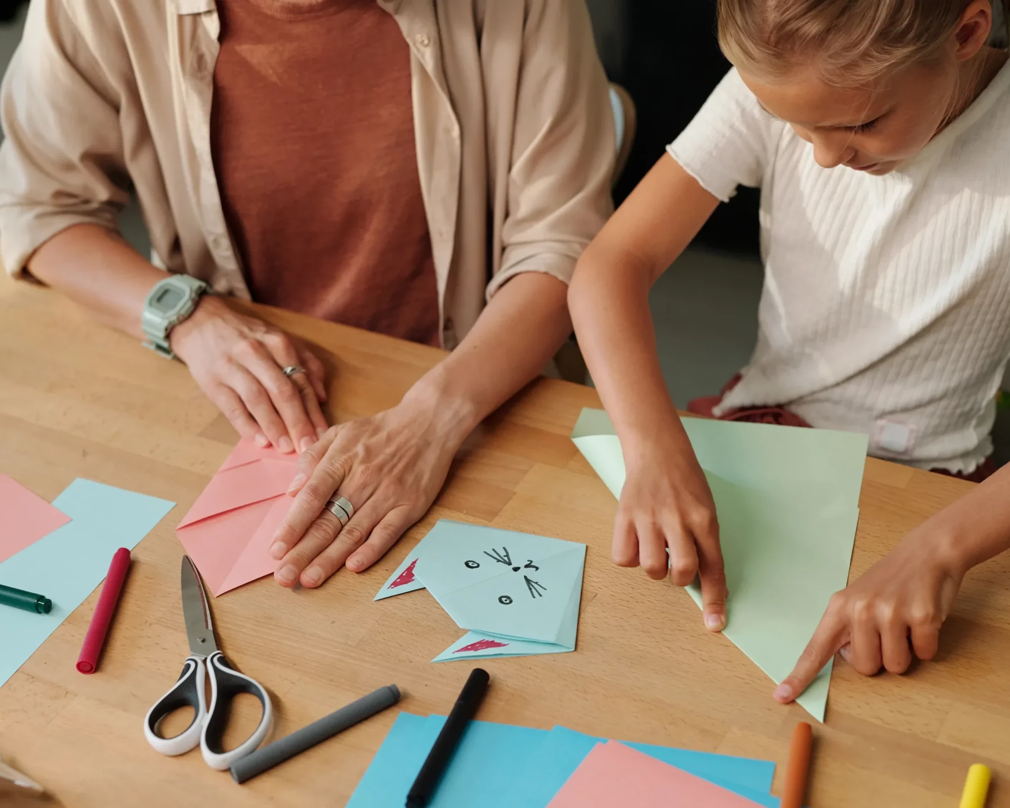 enfants qui font des origami