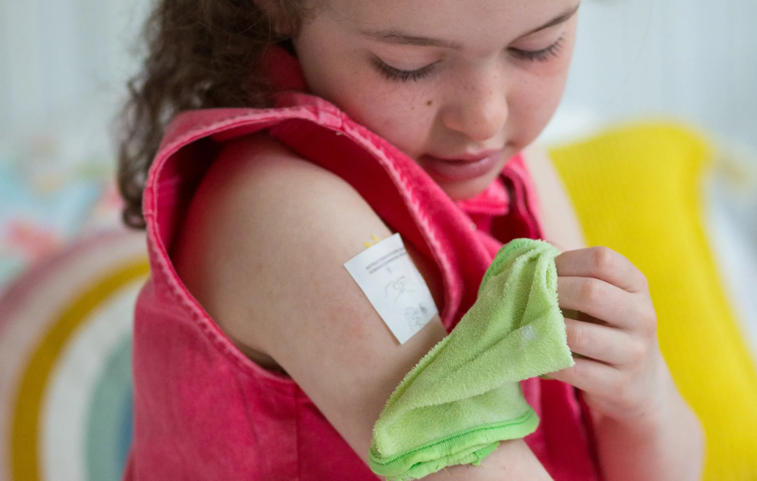 petite fille qui s'applique un tatouage éphémère