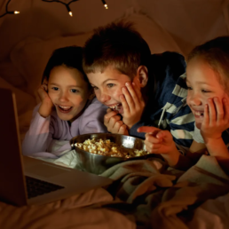 enfants pendant une soirée pyjama