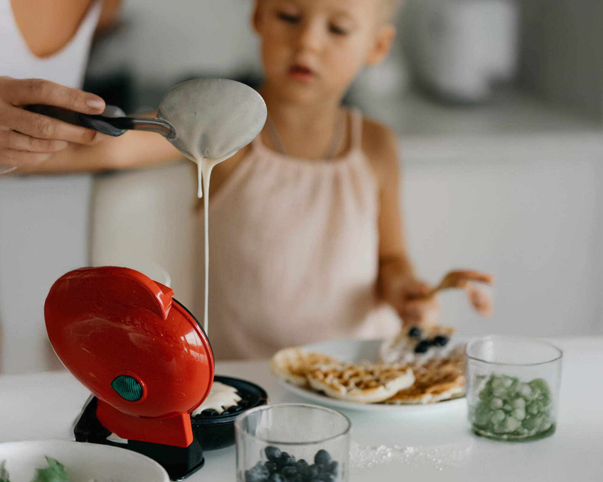Kind, das Waffeln backt