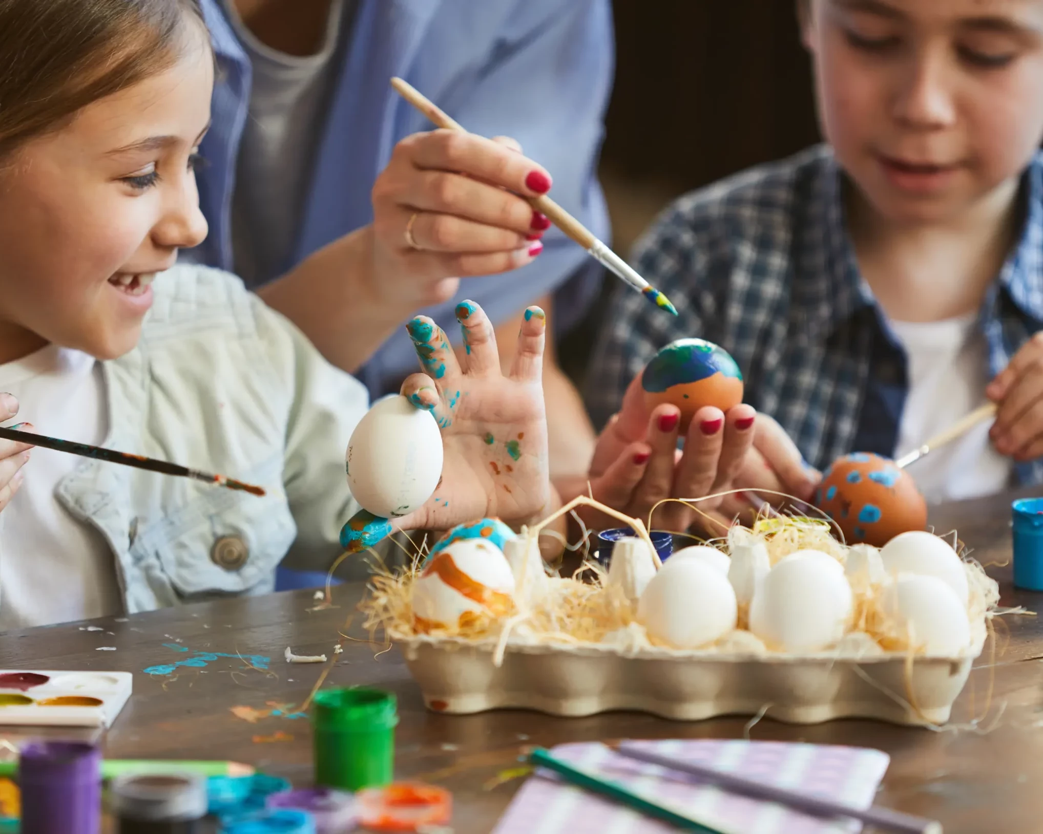 enfants entrain de décorer des oeufs de paques