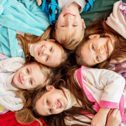 enfants à une soirée pyjama