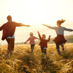 Familie, die über die Felder rennt