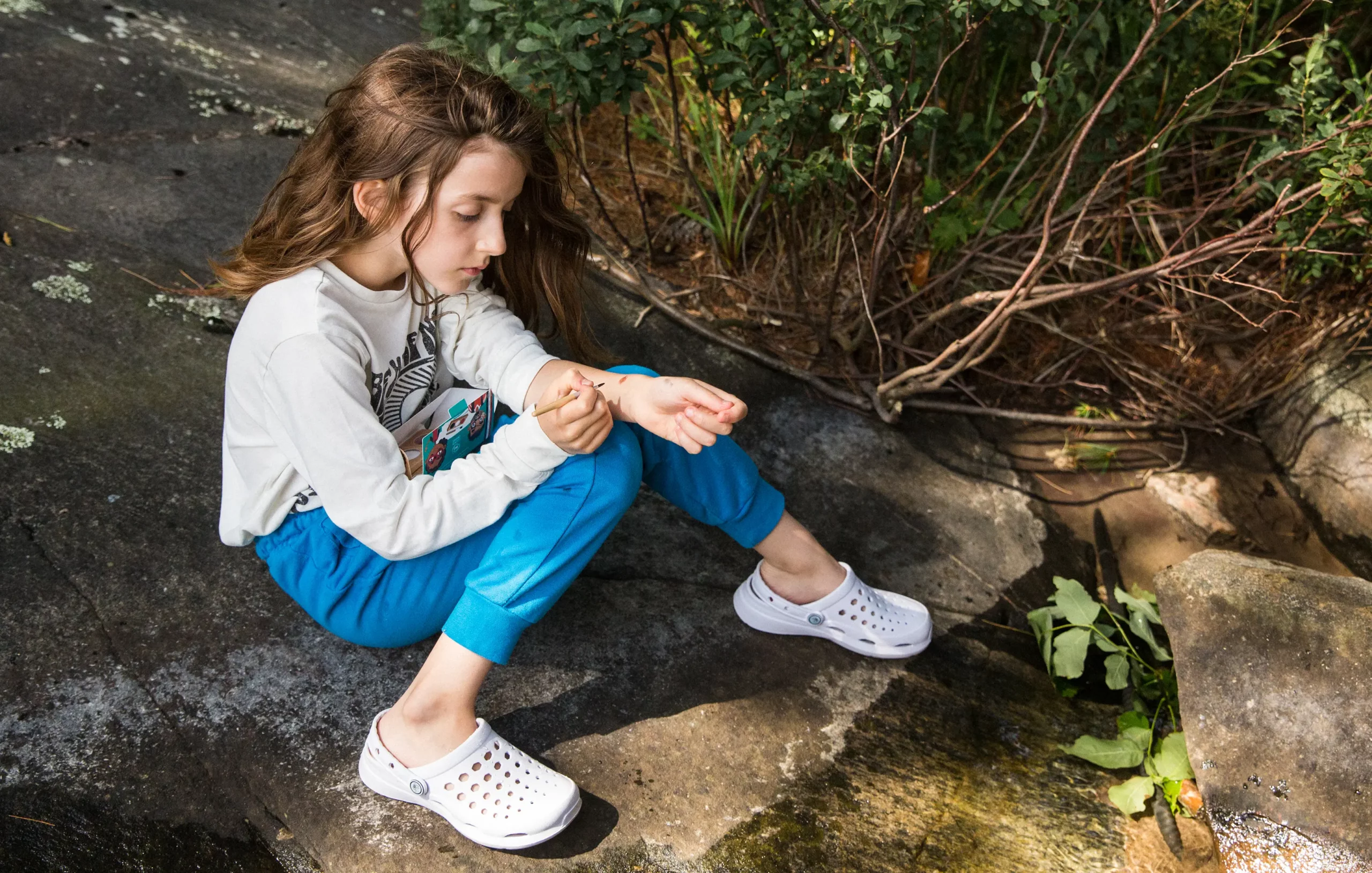 petite fille qui se maquille les bras