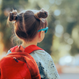petite fille qui fait sa rentrée des classes
