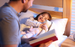 papa qui lit une histoire à sa fille