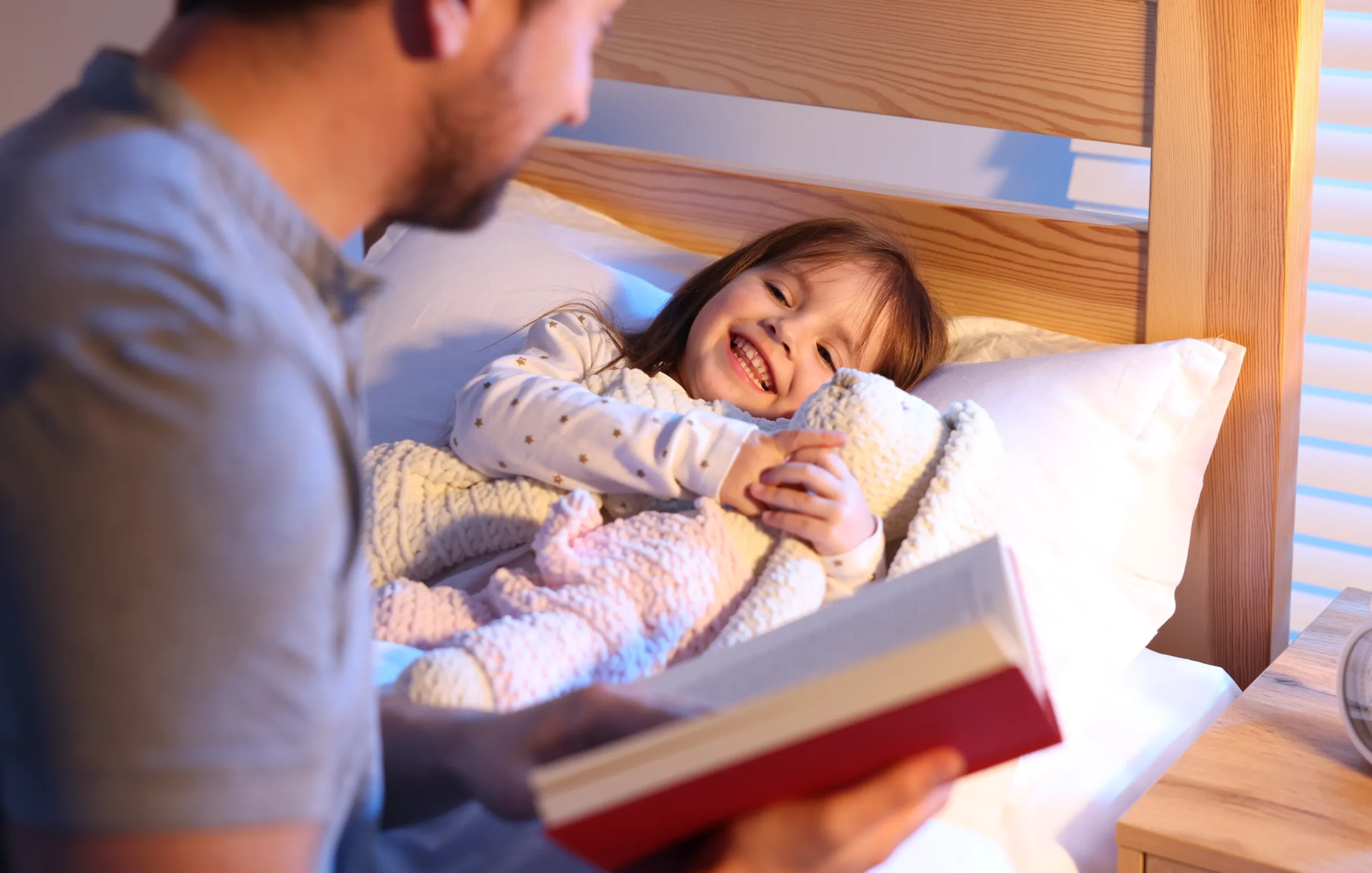 papa qui lit une histoire à sa fille