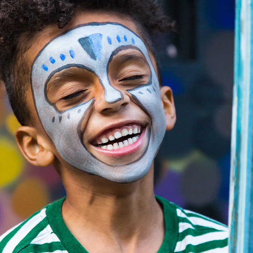 als Ritter geschminkter Junge