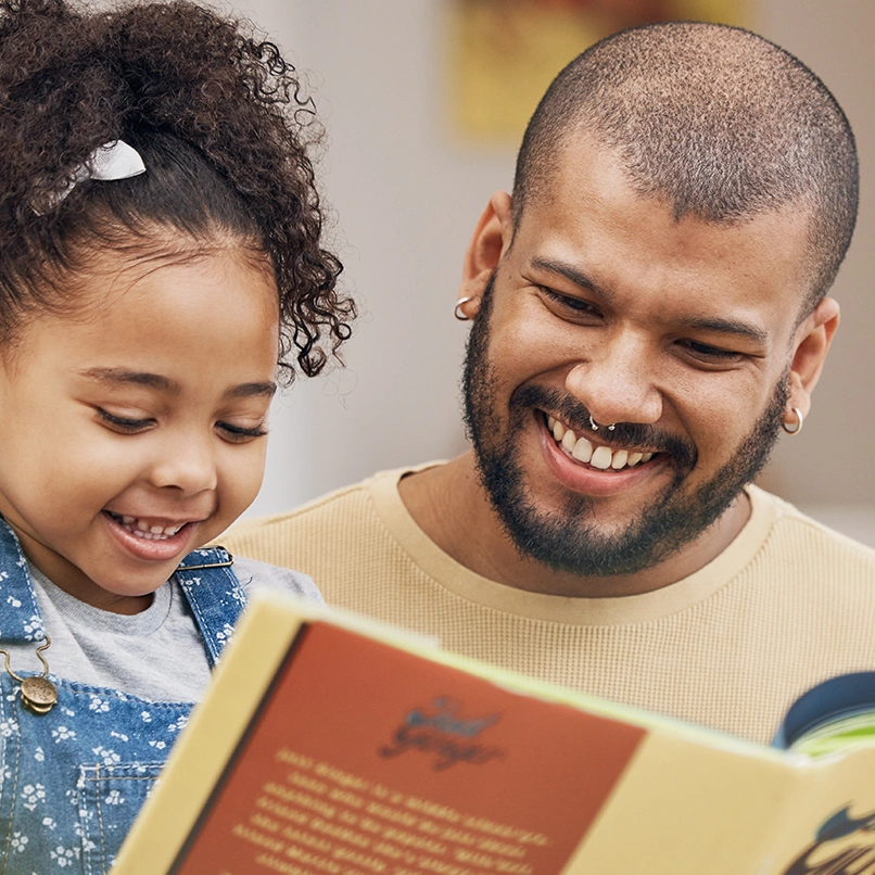 papa en train de lire une histoire à sa fille