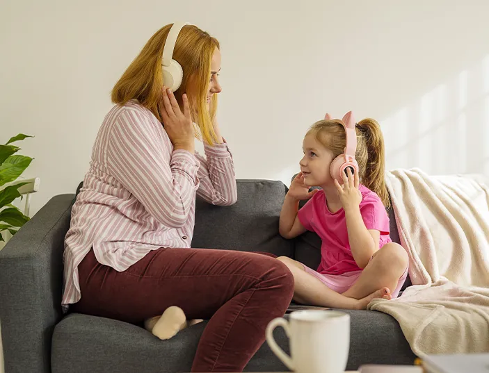 podcast 1 enfant en train d'écouter un podcast