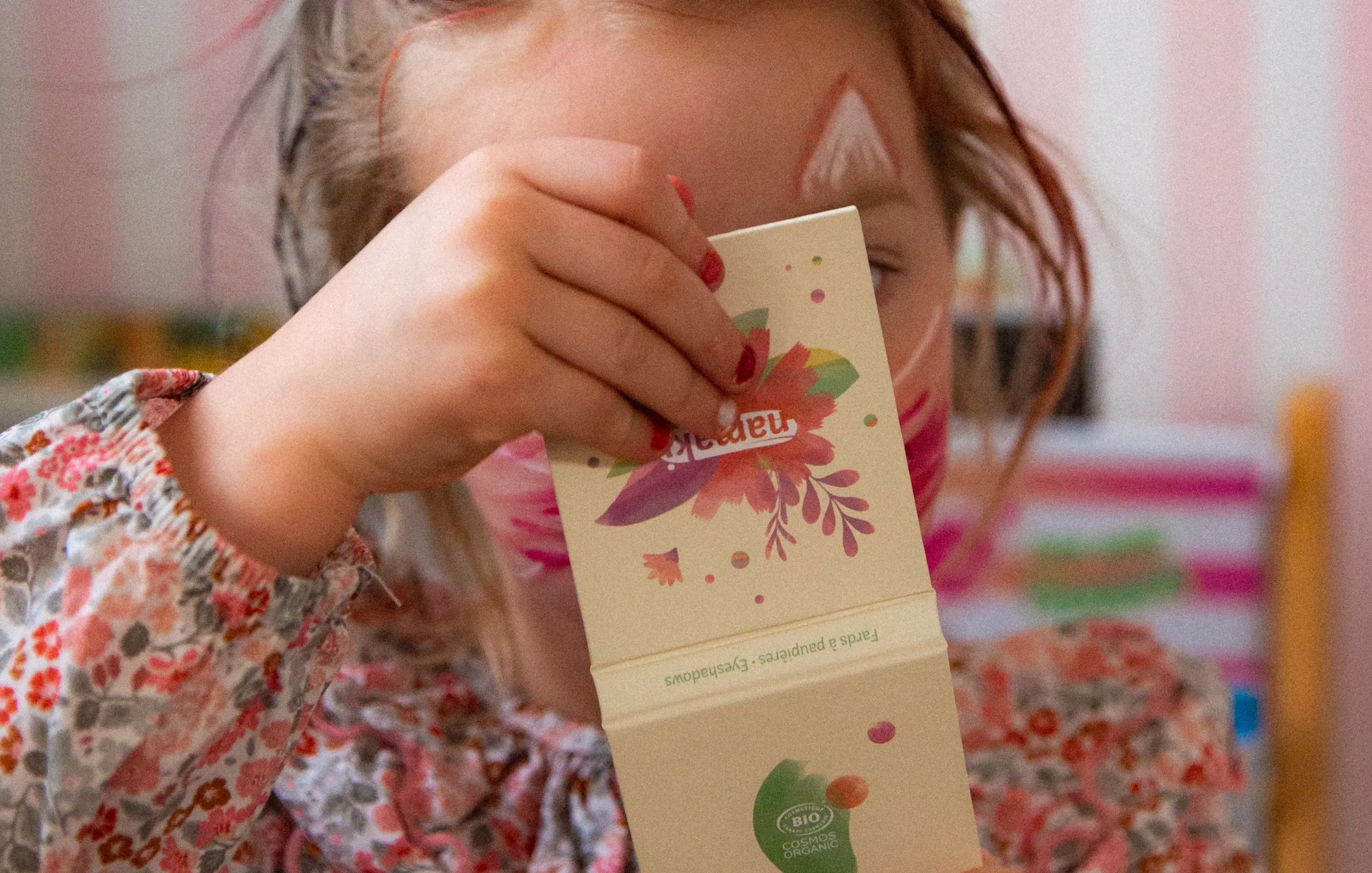 petite fille qui se maquille