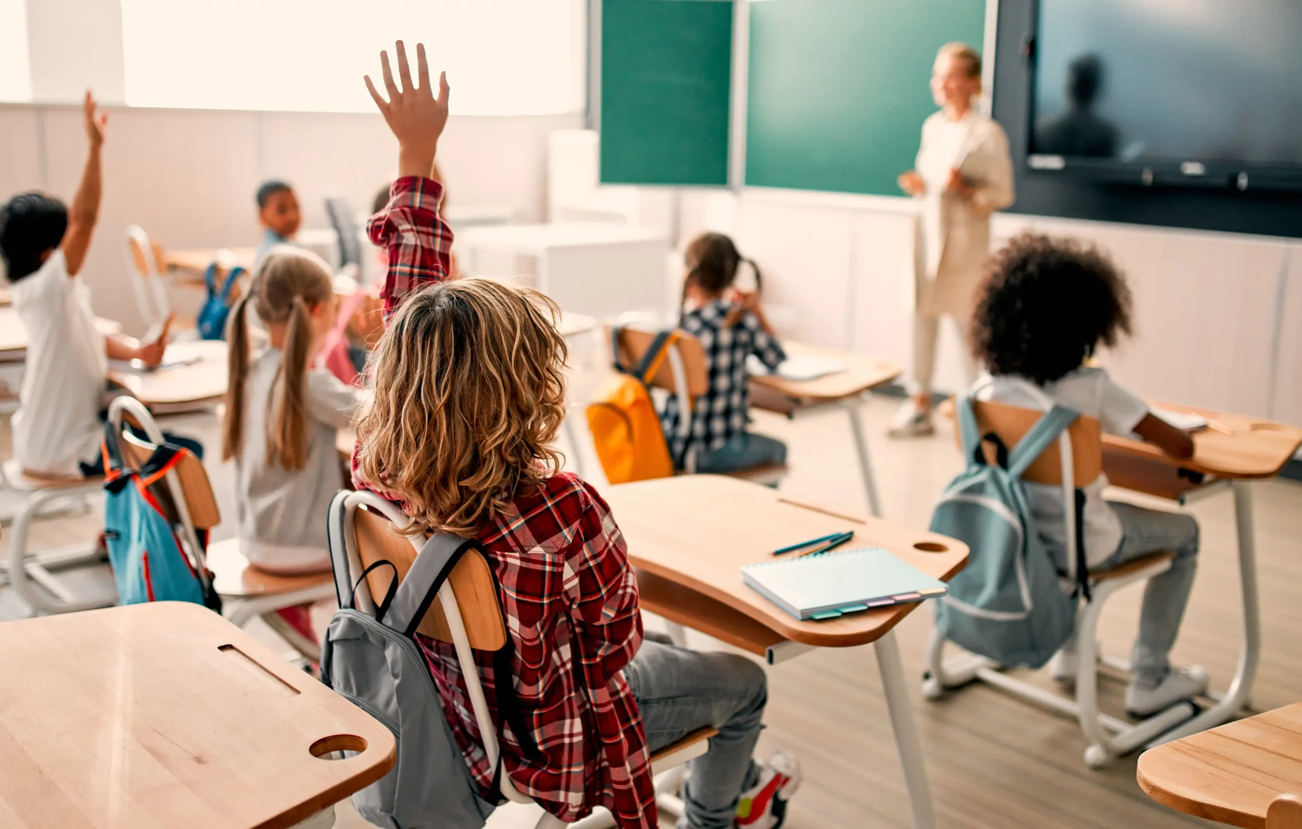 Kinder, die in der Schule sitzen